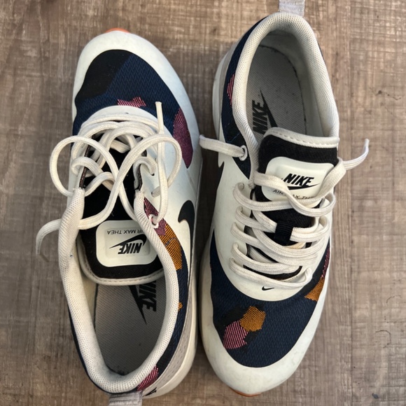 Nike Thea Size 7 - Picture 3 of 3